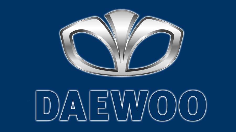 Daewoo 桌布 壁紙 — 閃亮銀色Daewoo標誌，在純深藍色背景上配有粗體藍色文字。
