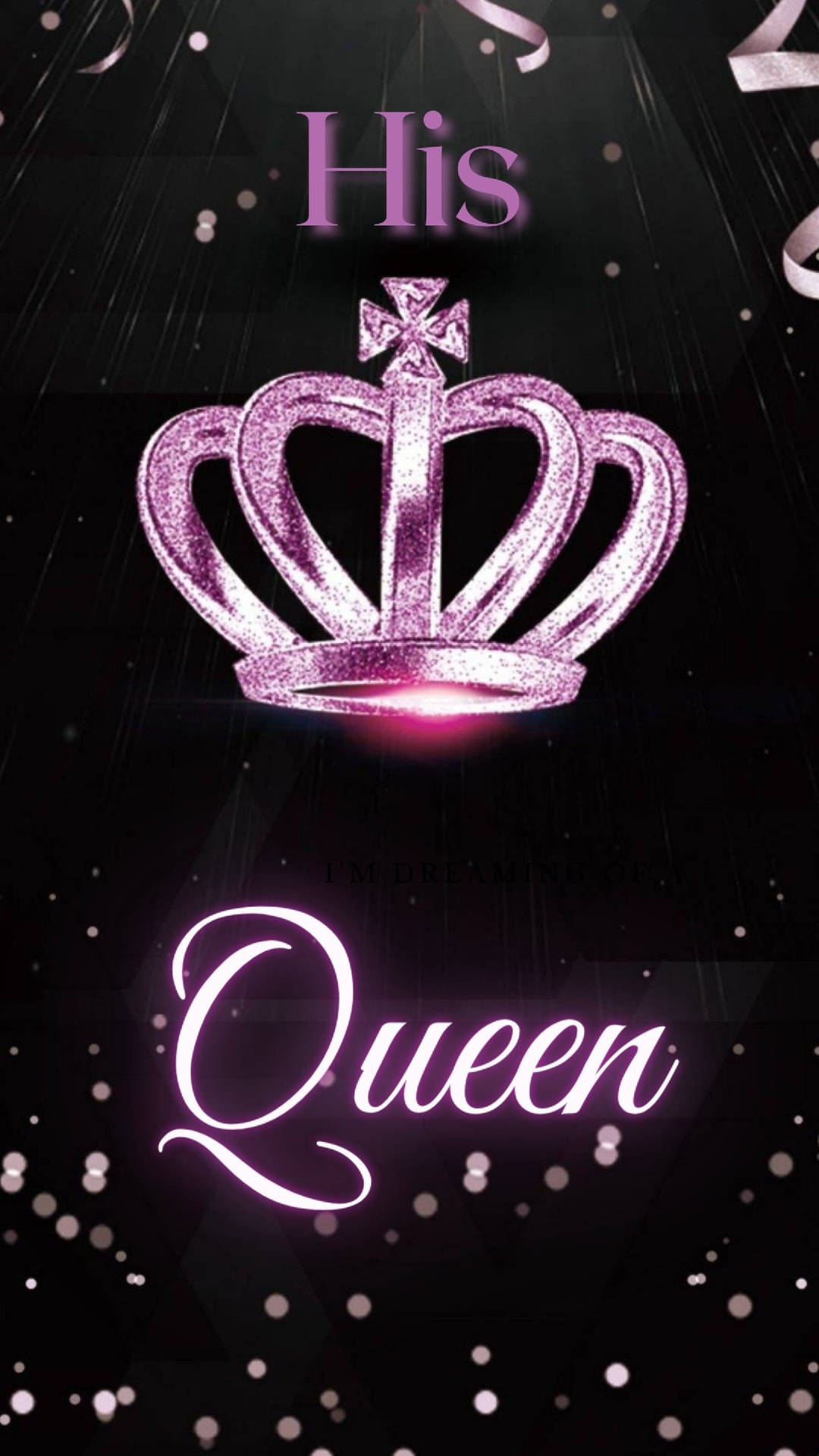 一頂粉紅色閃粉皇冠，在深色閃爍背景上帶有文字 'His Queen'。