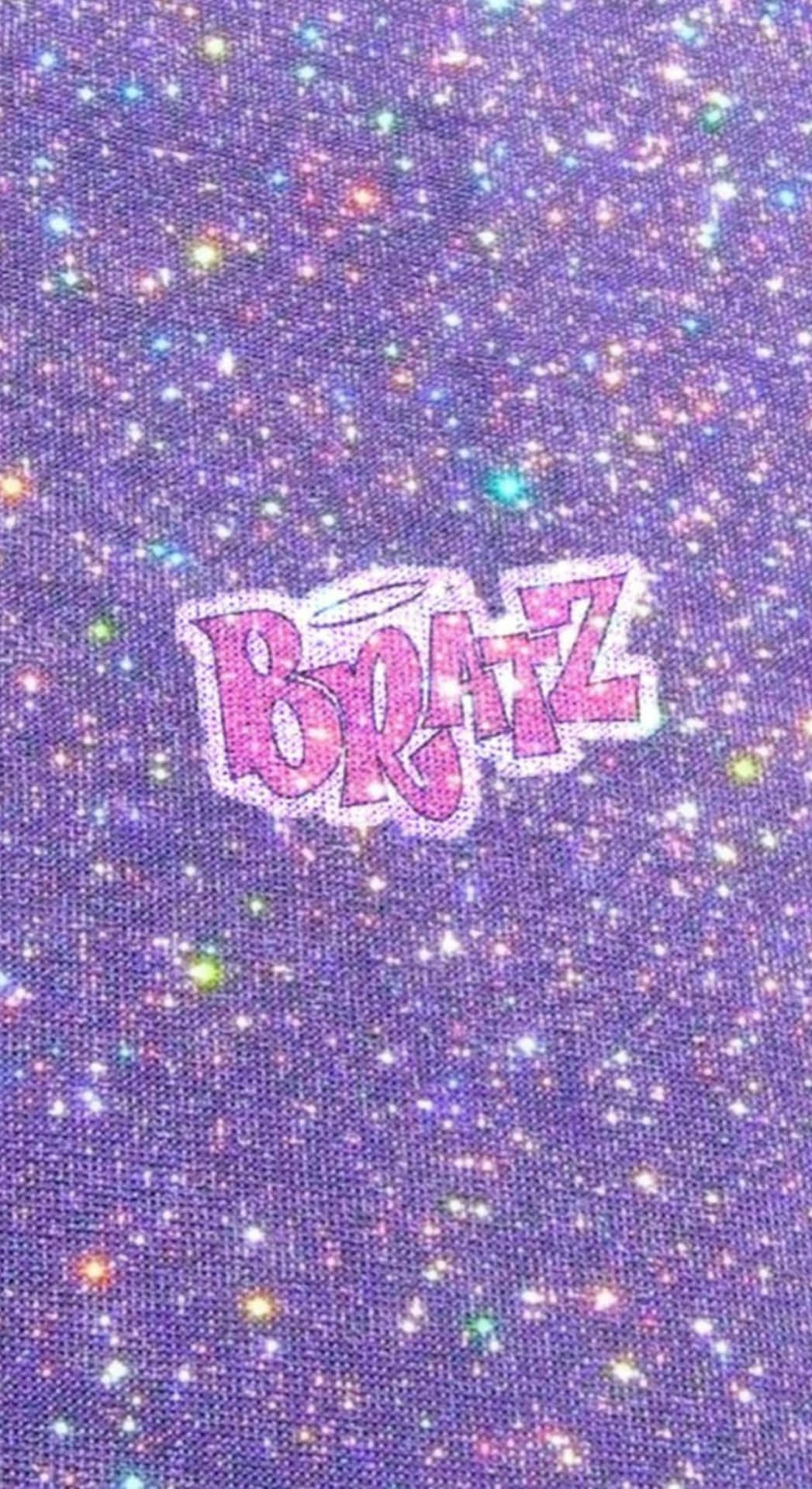 壁紙 — 閃爍紫色布料背景，帶有彩色閃粉，中央有一個粉紅色閃亮「Bratz」標誌。