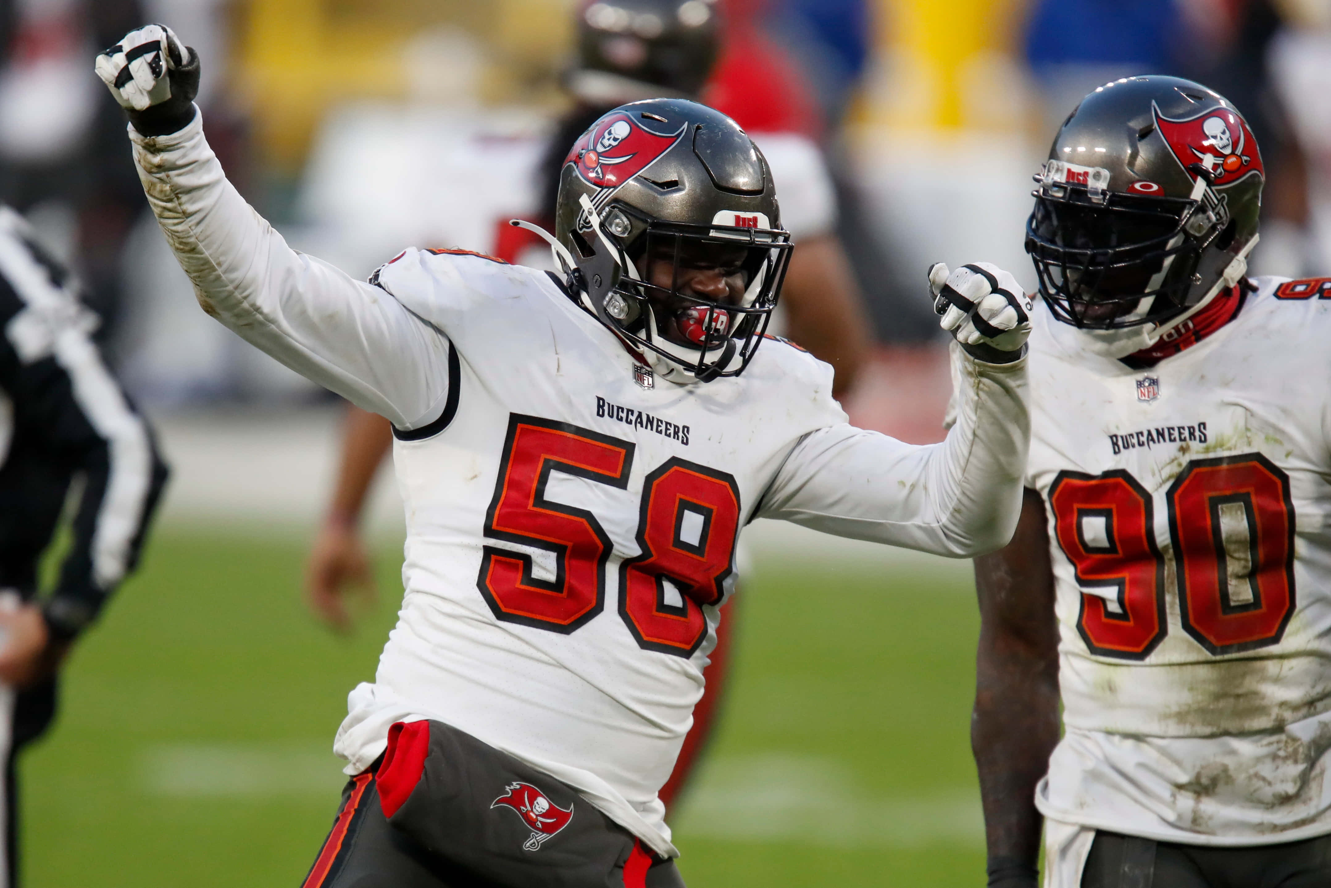 Shaquil Barrett — 坦帕灣海盜隊 NFL 球員 壁紙 — 坦帕灣海盜隊美式足球員在比賽中高舉雙臂慶祝勝利。