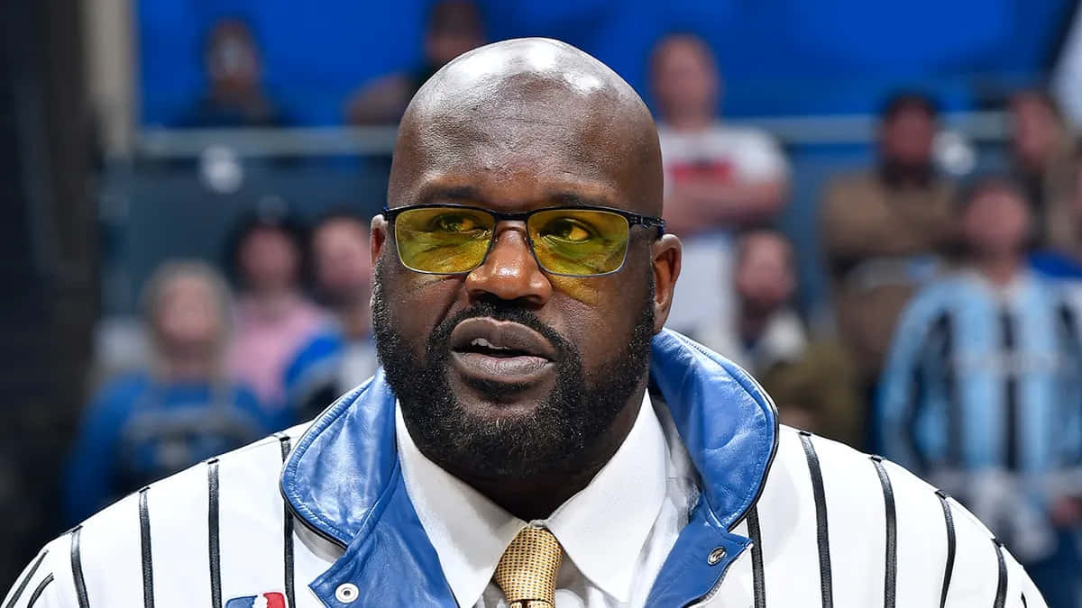  壁紙 — Shaquille O'Neal 在籃球活動中戴著黃色鏡片眼鏡和藍白條紋外套。