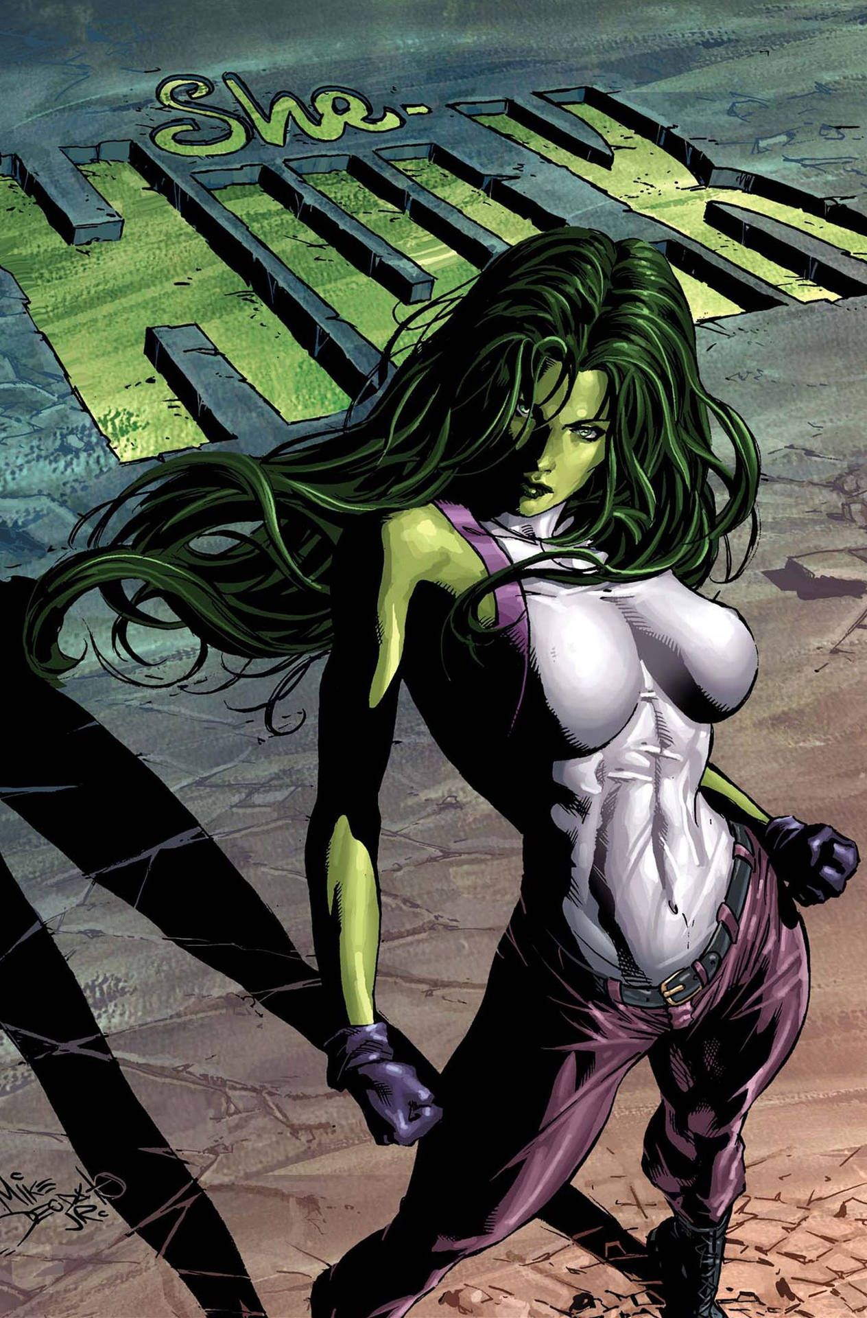 She-Hulk 以動態姿勢展現綠色皮膚和飄逸長髮，立於裂開的路面上。