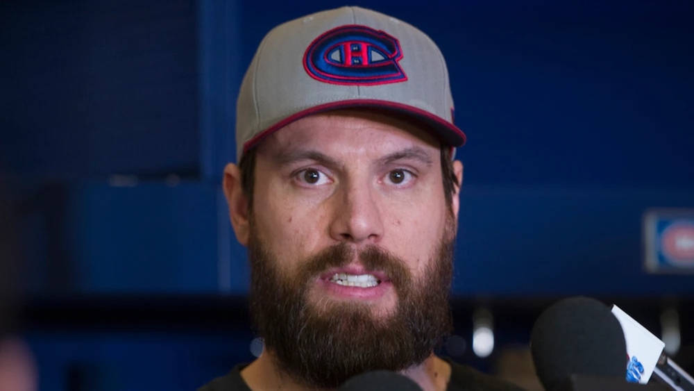 Shea Weber 戴蒙特利爾加拿大人隊帽子訪問 壁紙 — 一名留鬍鬚的男子戴著蒙特利爾加拿大人隊的帽子，在記者會上對著麥克風發言。