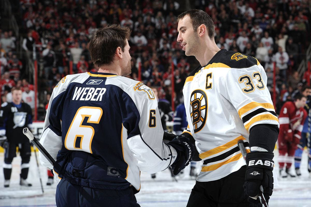 Shea Weber 與 Zdeno Chara 賽後握手 壁紙 — 兩名身穿對賽球衣的冰球運動員在冰上握手，身後是座無虛席的場館。