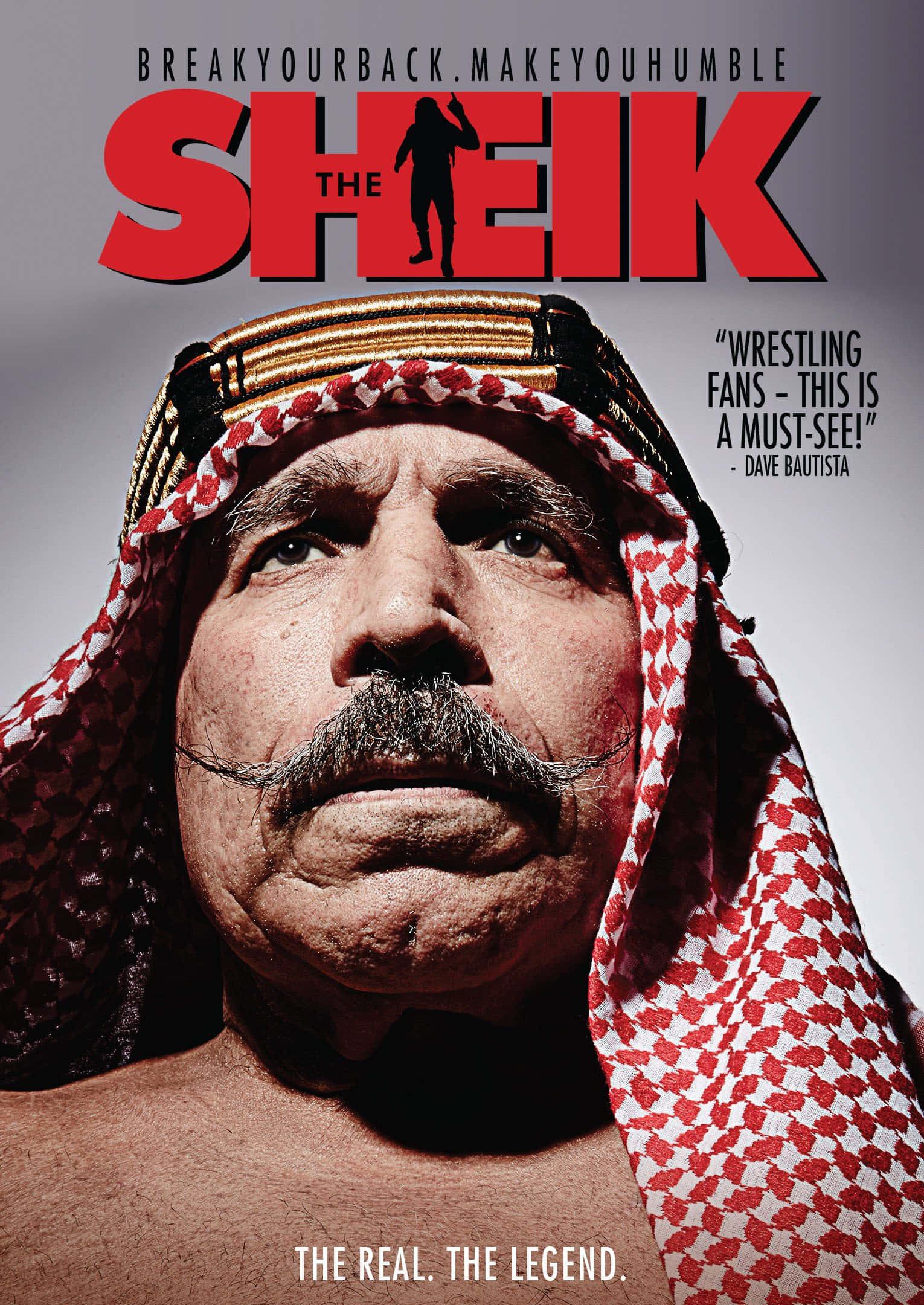 鐵 Sheik 紀錄片海報 壁紙 — 一個戲劇性的特寫，一名摔角手戴著紅白相間的頭巾，灰色背景上以粗體紅色文字宣告「THE SHEIK」。