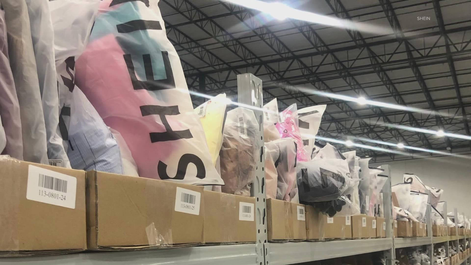 倉庫貨架上裝滿收縮包裝衣物的紙箱。