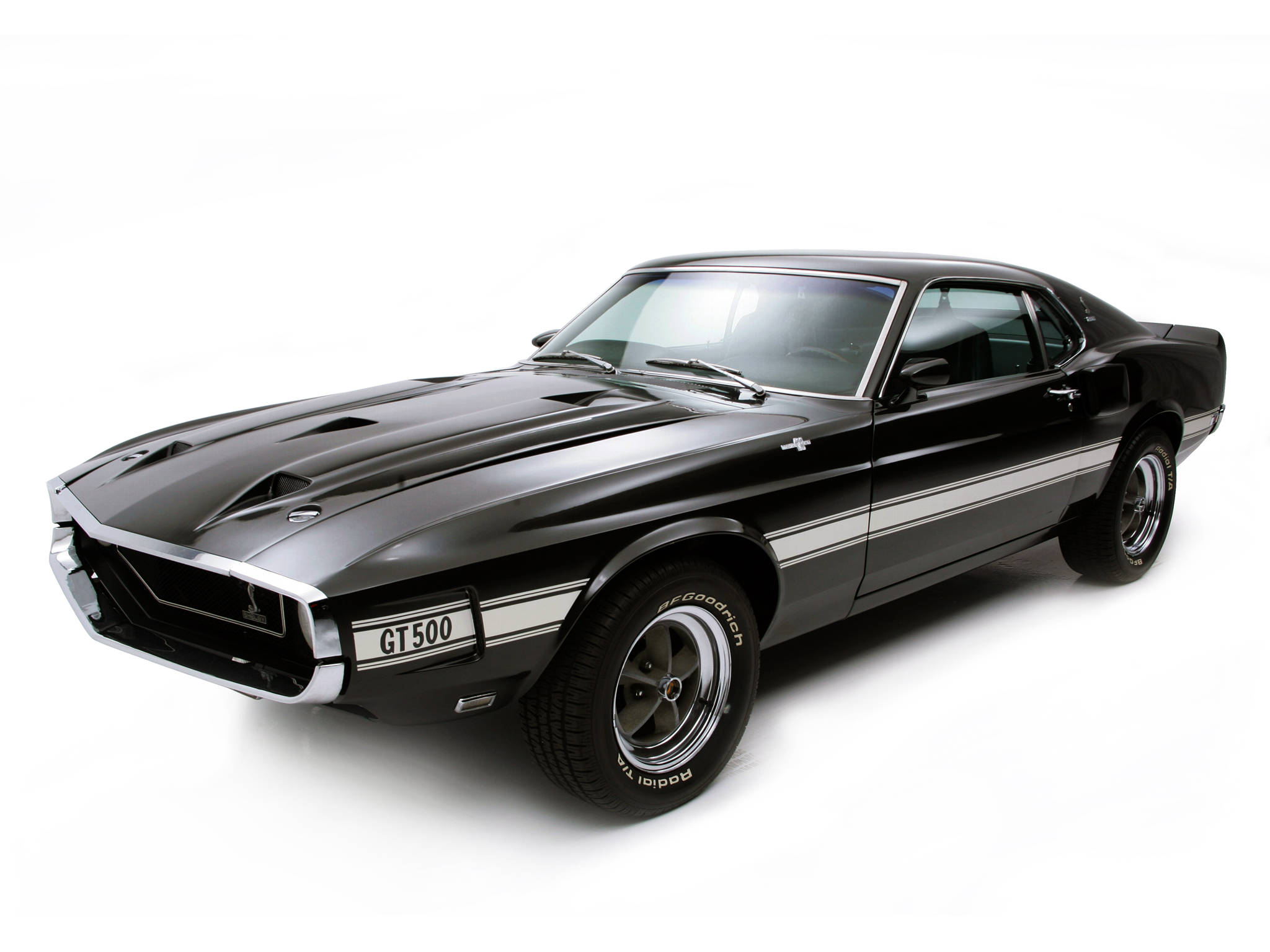 Shelby iPhone 黑色GT 500 壁紙 — 一輛時尚的黑色福特Mustang GT500，帶有白色賽車條紋和鍍鉻裝飾，在純白背景前蓄勢待發。