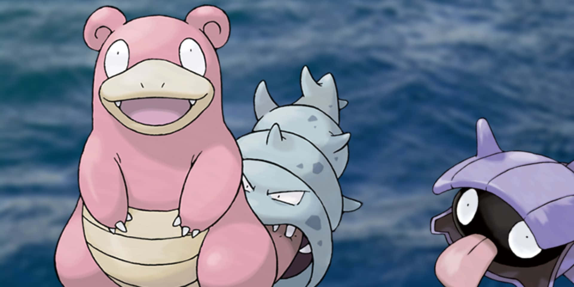 Shellder 與 Slowbro 在棲息地親密互動 壁紙 — 三個動畫化的寵物小精靈角色在波光粼粼的藍色海洋背景前咧嘴笑著擺姿勢。