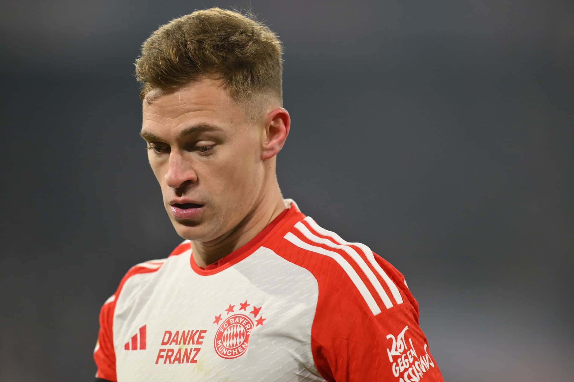  壁紙 — 身穿紅白色拜仁慕尼黑球衣、胸前印有「DANKE FRANZ」字樣的專注足球運動員特寫。