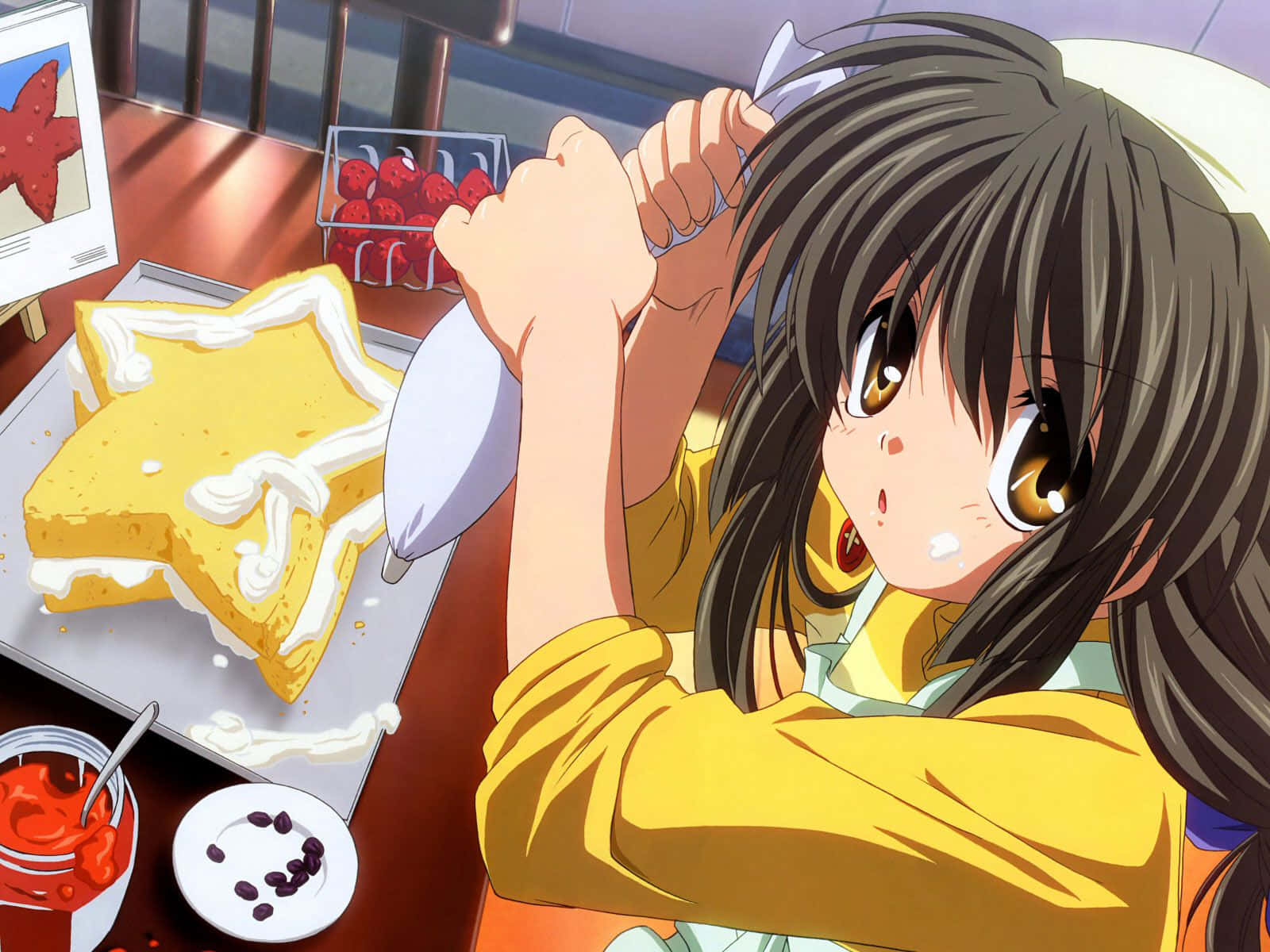 Fuko Ibuki 桌布 壁紙 — 身穿黃色襯衫的動漫女孩用白色糖霜裝飾星形蛋糕，同時睜大眼睛向上看。