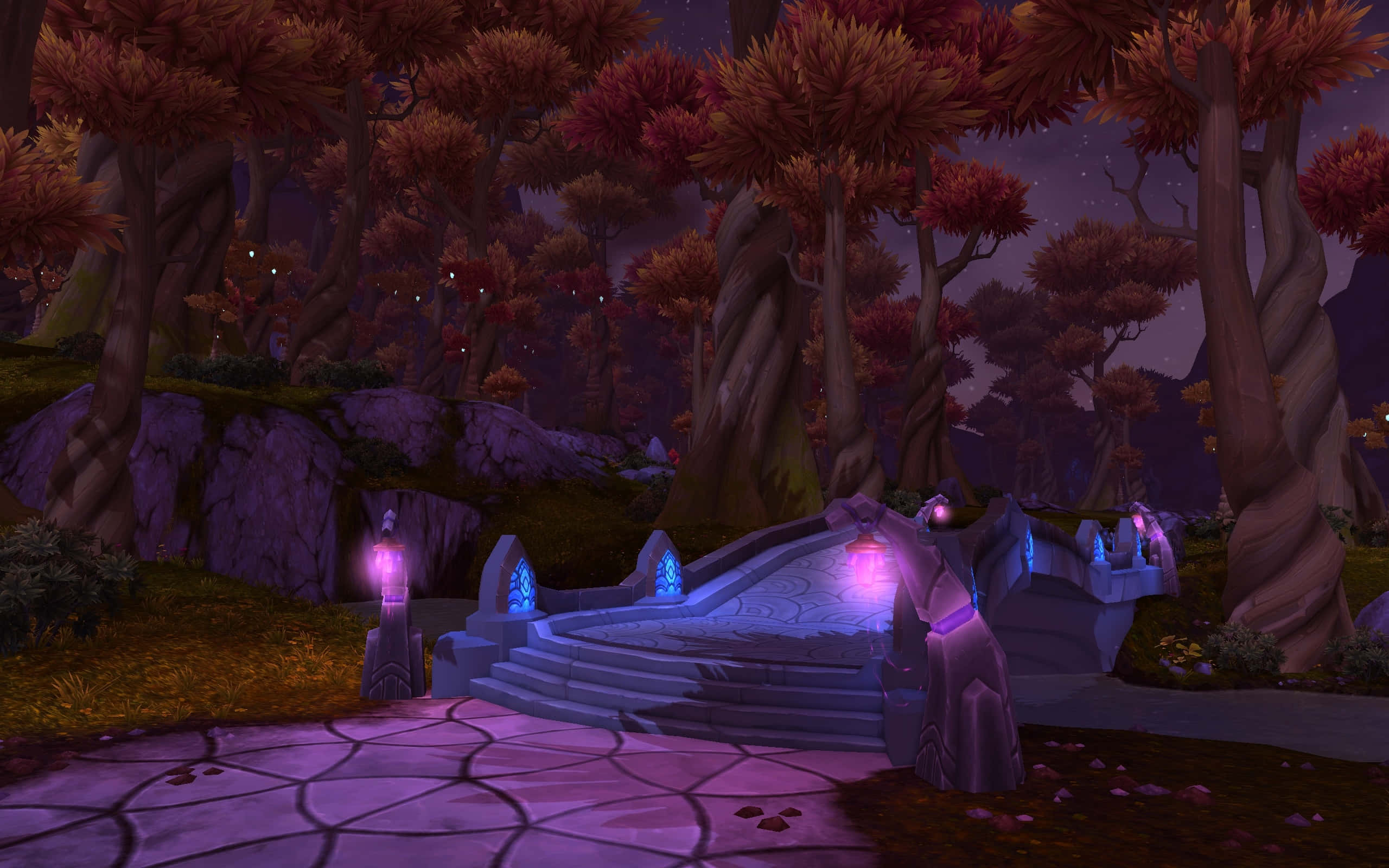 World Of Warcraft Warlords Of Draenor 桌布 壁紙 — 一條神秘的石階在繁星點點的夜空下散發著紫色光芒，周圍環繞著樹幹扭曲、葉片火紅的樹木。