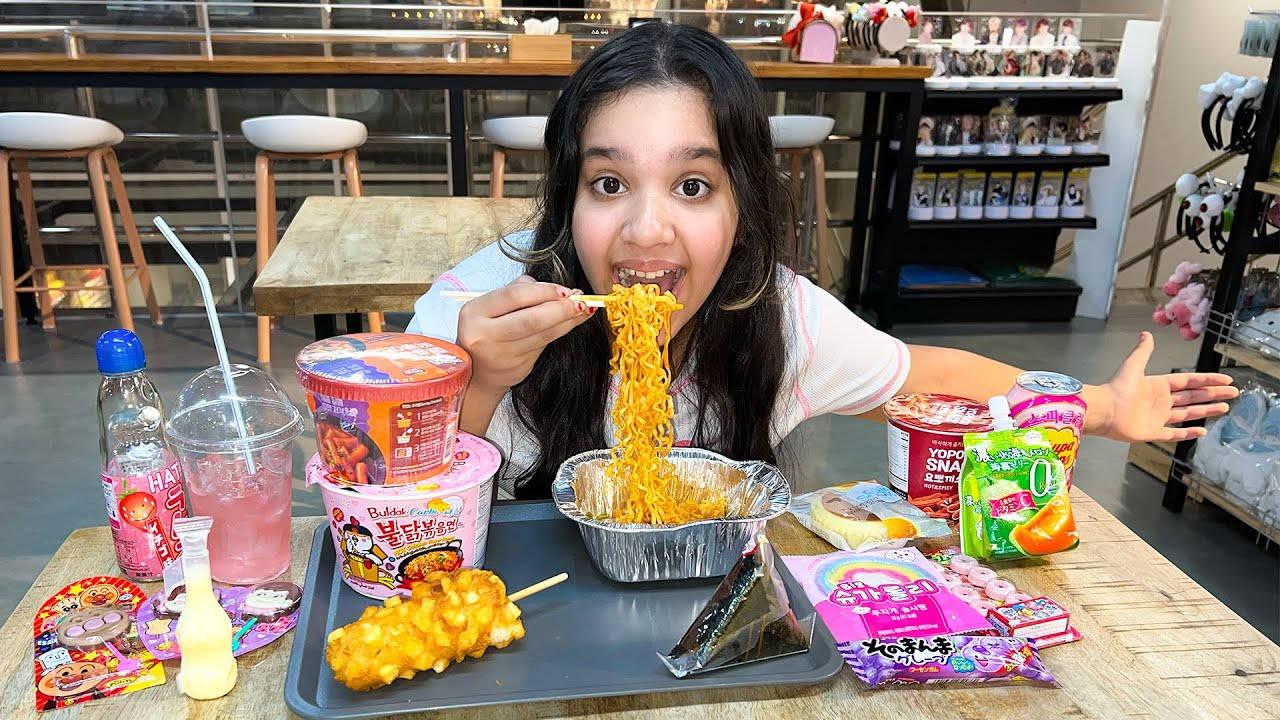 年輕女性在室內享用即食麵和零食的大餐。