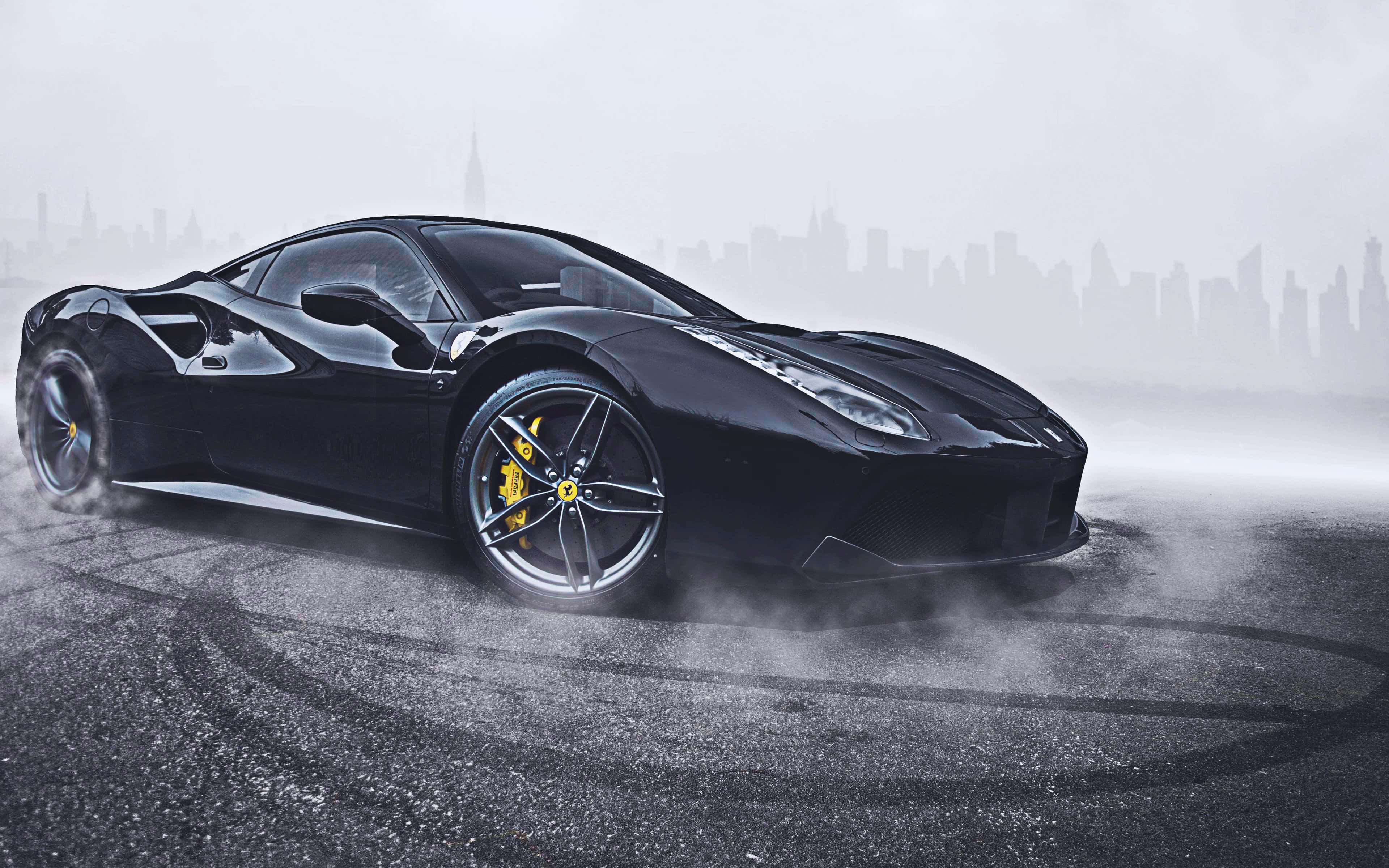 Ferrari 488 Spider 桌布 壁紙 — 一輛時尚的黑色法拉利在潮濕的城市街道上飄移，背景是朦朧的天際線。