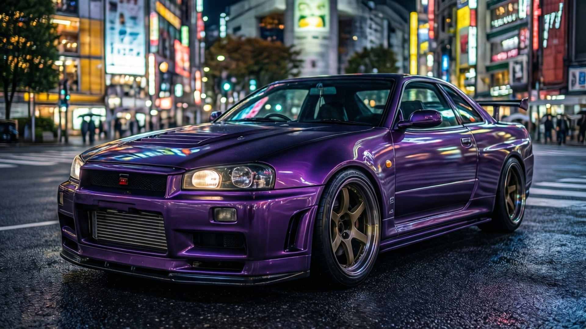 紫色日產Skyline R34停在夜晚霓虹燈下潮濕的城市街道上