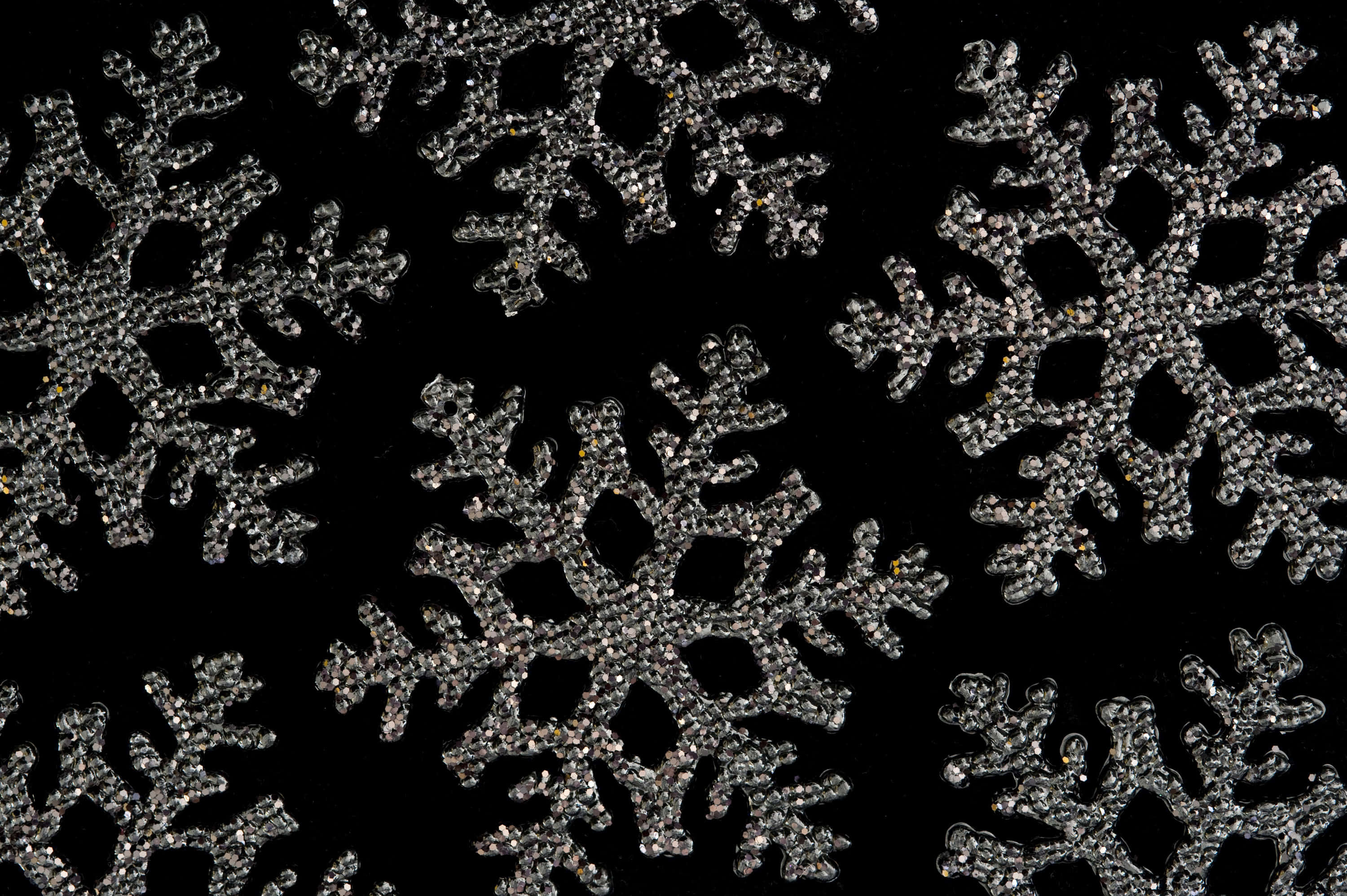 Black Christmas 桌布 壁紙 — 閃爍的銀色雪花帶有閃亮質感，漂浮在深黑色背景上。
