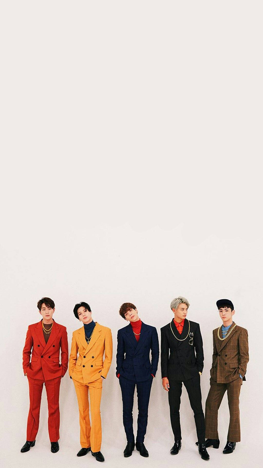 SHINee 鮮豔西裝 壁紙 — 五位時尚男士穿著大膽色彩的西裝，自信地站在純白背景前。