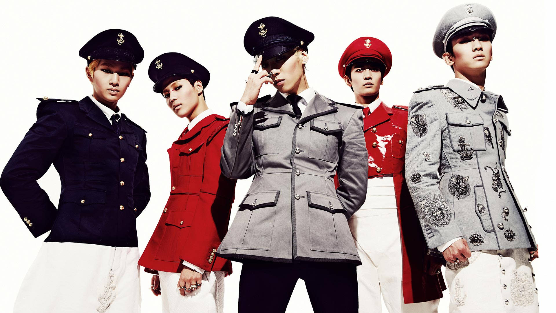 Shinee Everybody In Military Costumes 壁紙 — 五位時尚男士身著華麗的軍裝風格制服，在純白背景前自信地擺出姿勢。
