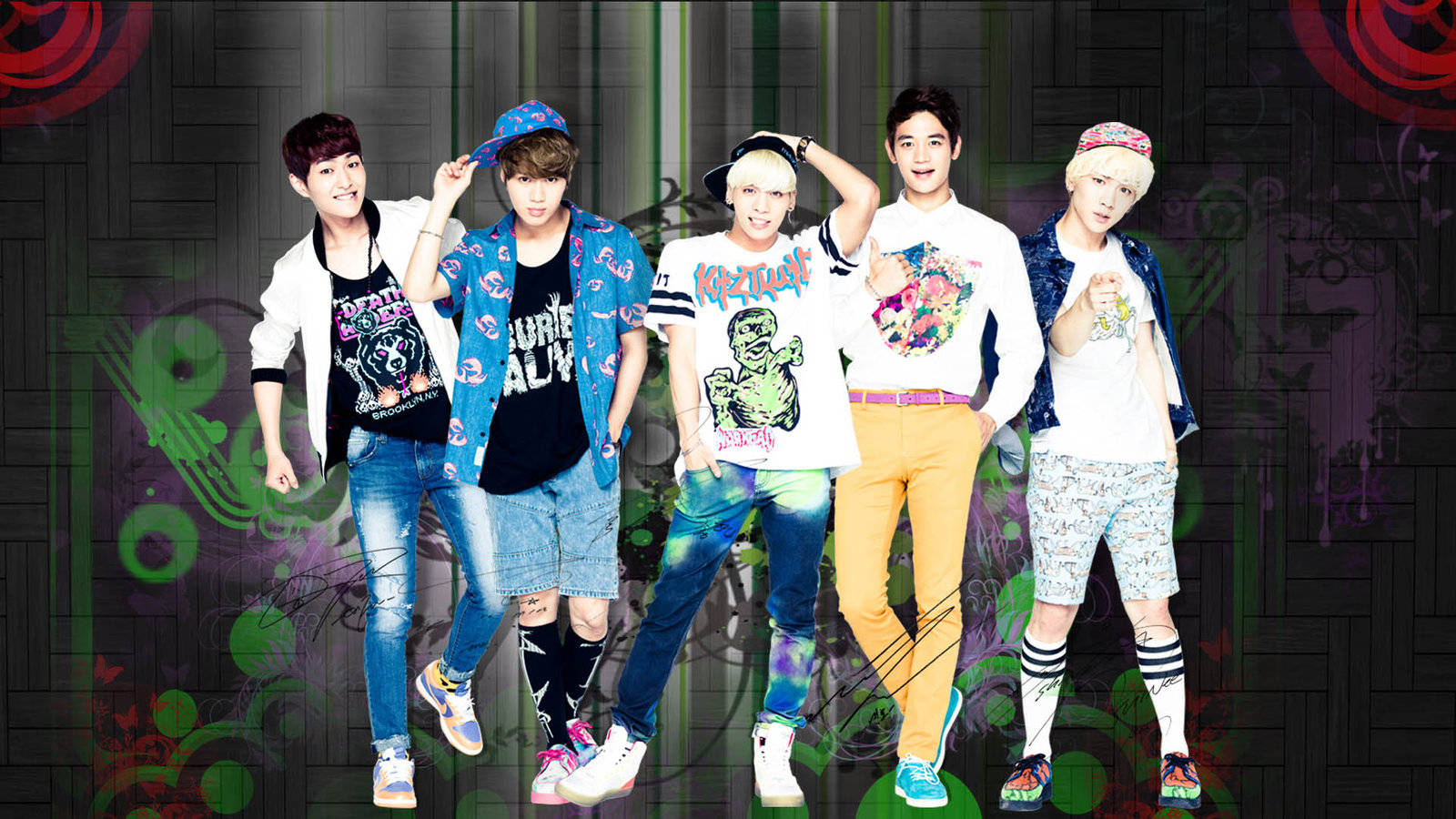 Shinee Fan Edit 壁紙 — 五位穿著色彩繽紛街頭服飾的時尚年輕男子，自信地在佈滿綠色和紅色漩渦圖案塗鴉的磚牆前擺姿勢。