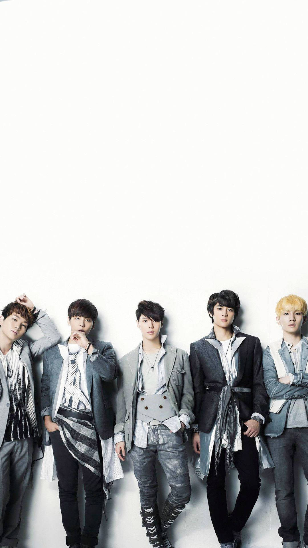 SHINee 灰調美學 壁紙 — 五位時尚年輕男士穿著潮流灰色服裝，在純白背景前自信地擺姿勢。