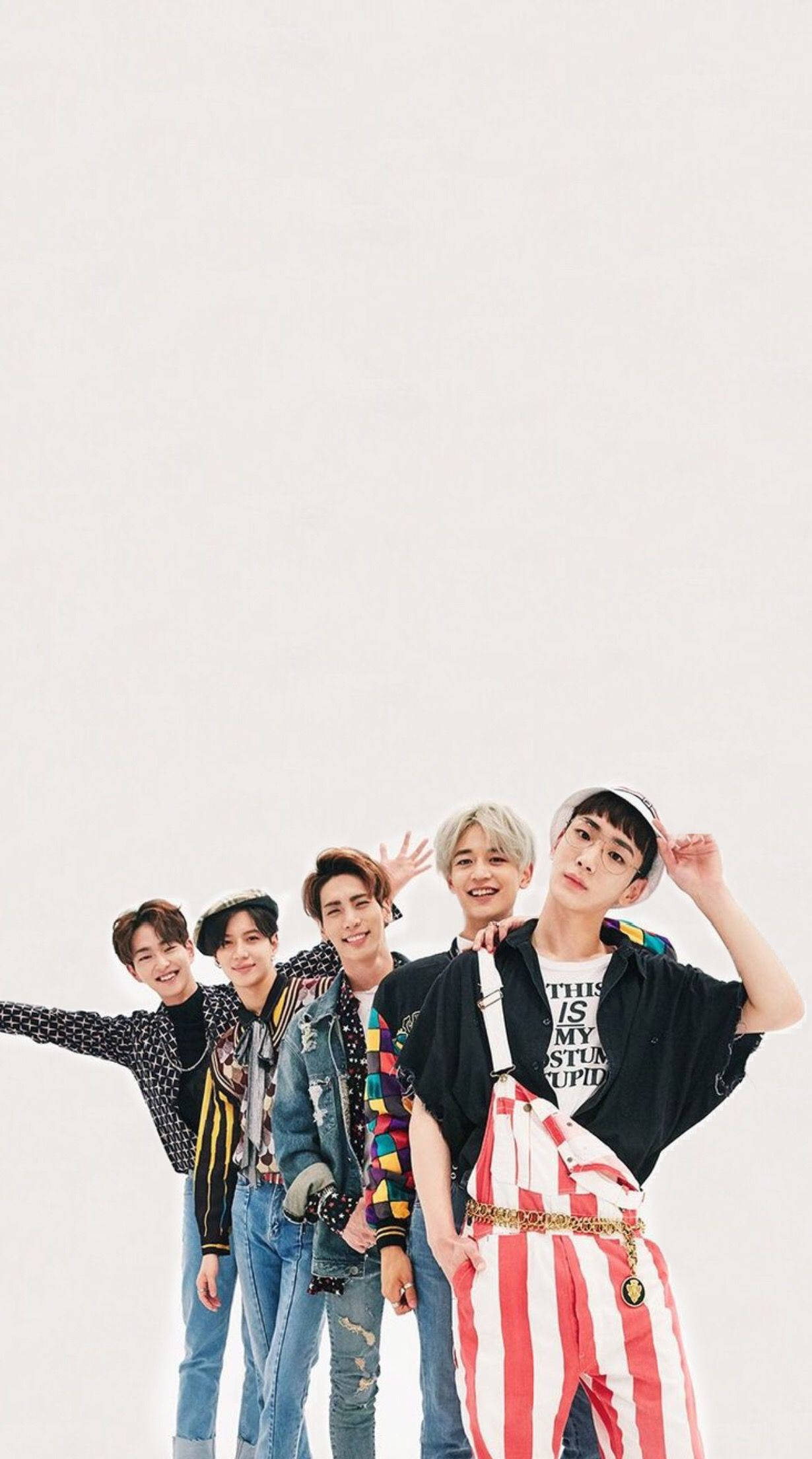 SHINee 樂趣拍攝 壁紙 — 五位身穿色彩繽紛街頭服的年輕男性，在純白背景前以俏皮姿勢愉快地擺拍。