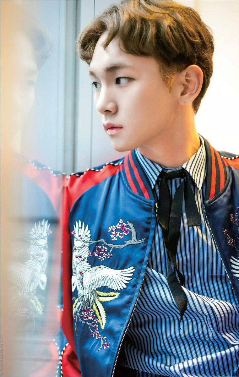 SHINee Key 窗邊風采 壁紙 — 一名身穿藍色刺繡轟炸機夾克、帶有鶴圖案的年輕男子在窗邊若有所思地凝視。