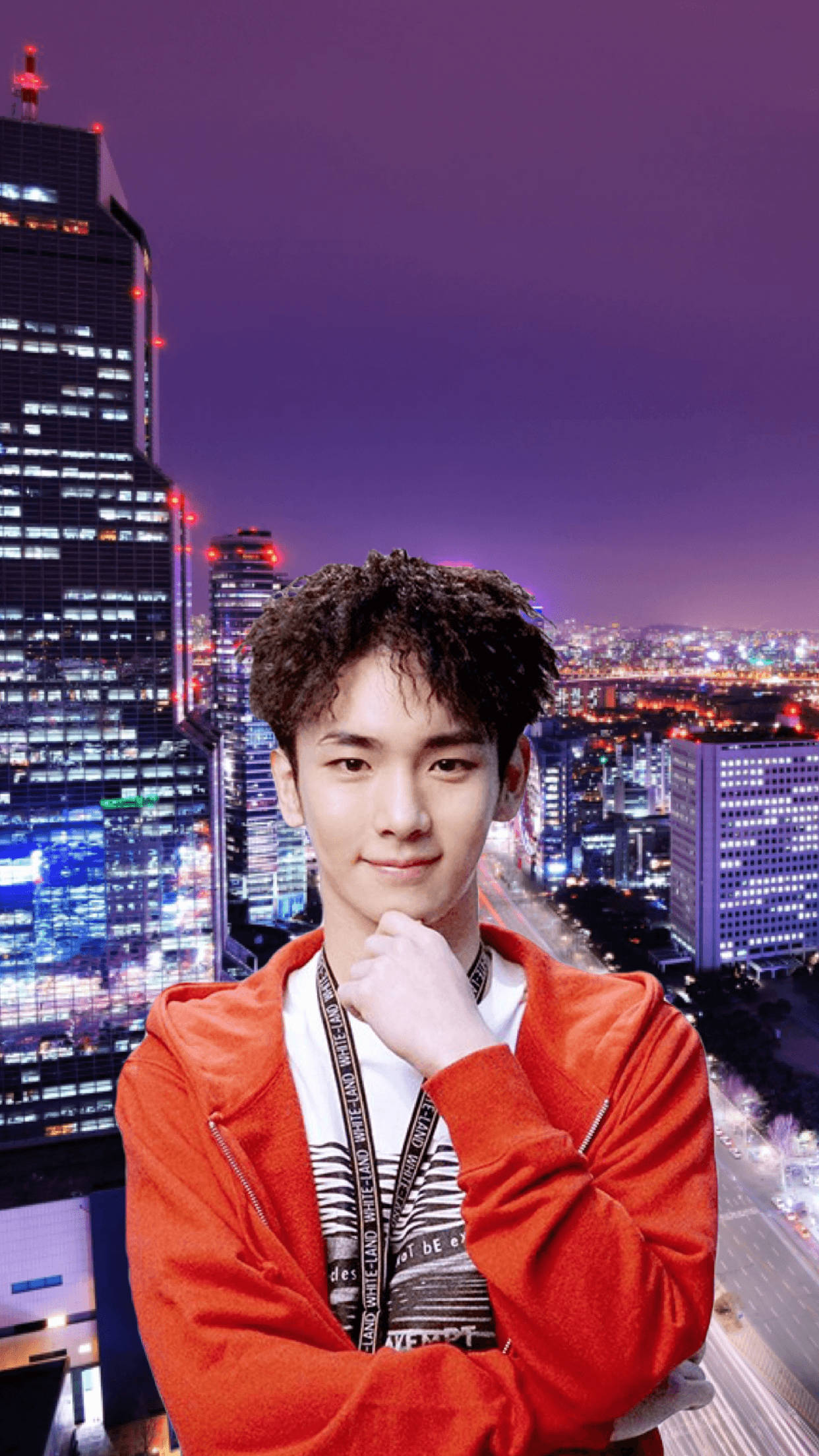 SHINee Key 市政風 壁紙 — 一個穿著紅色連帽衫的年輕男子在充滿活力的紫色暮色城市景觀中自信地擺姿勢，背景是發光的摩天大樓。