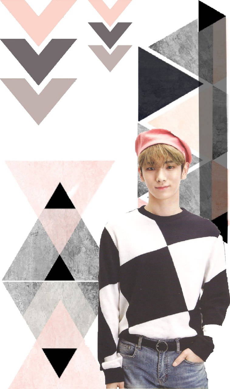SHINee Key 几何美學 壁紙 — 一位戴著粉紅色貝雷帽、身穿黑白格紋毛衣的年輕男子，站在由粉紅、灰、黑色三角形組成的幾何圖案背景前。