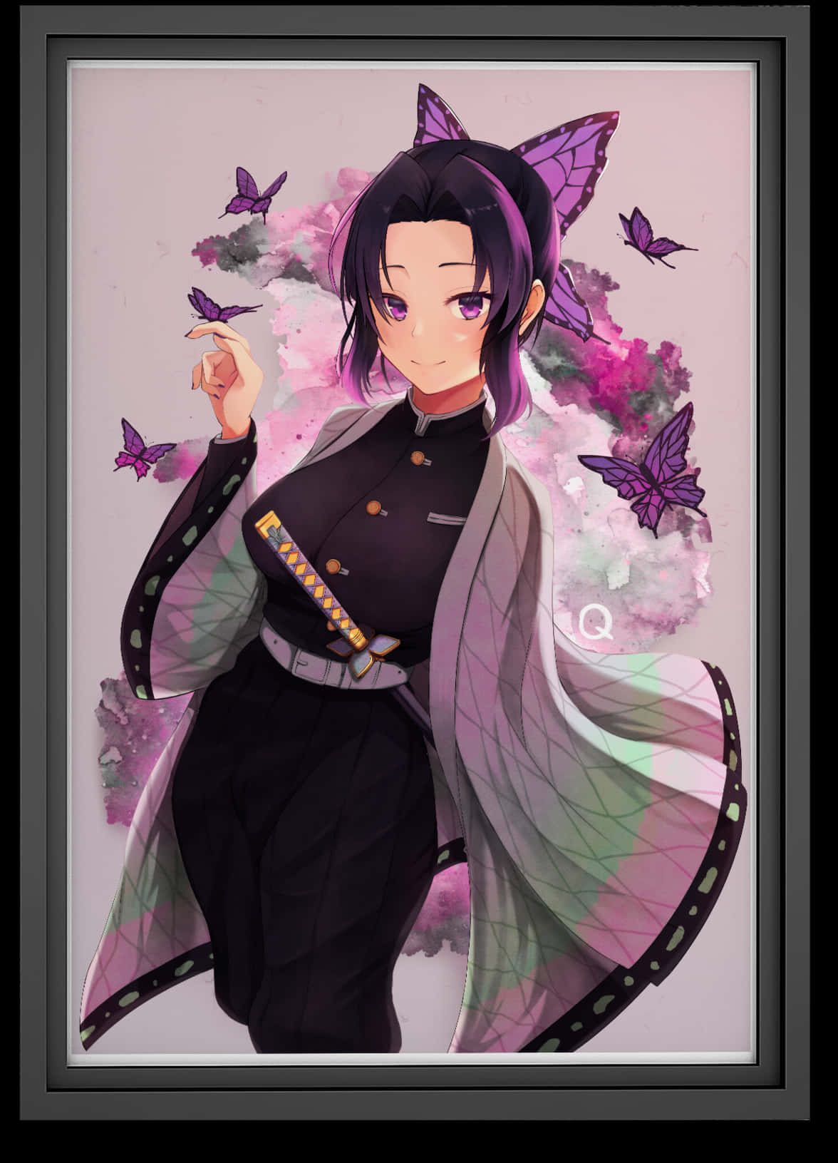 Shinobu Kocho蝴蝶主題肖像 壁紙 — 擁有紫色蝴蝶翅膀的動漫女孩，以及與之相配的蝴蝶在她周圍飄浮，背景是柔和的粉紅色水彩。