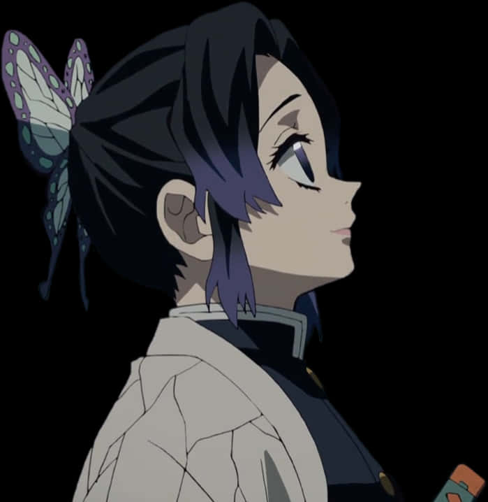 Shinobu Kocho動漫側臉 壁紙 — 黑髮戴蝴蝶髮夾的動漫女孩在黑色背景上向上凝視。