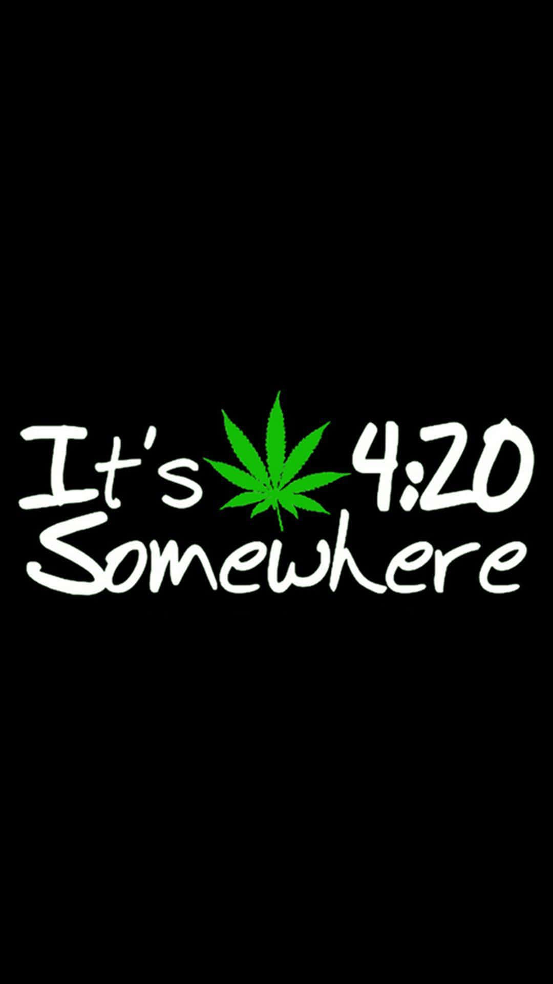 文字圖形顯示「It's 4:20 Somewhere」，黑色背景上單詞之間有一片綠色葉子。