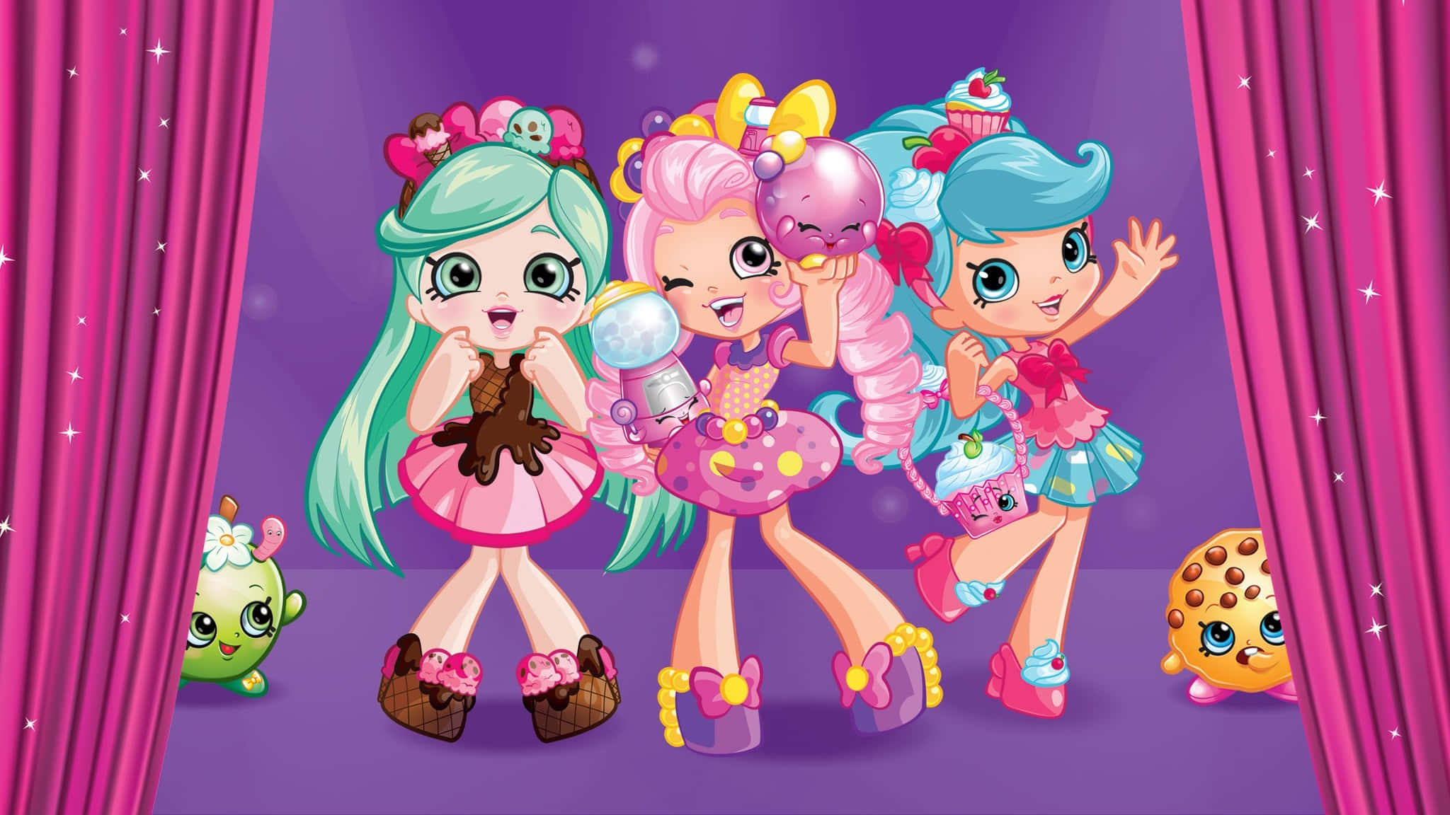 Shopkins女孩劇院派對 壁紙 — 三個穿著甜點主題服裝的快樂卡通女孩在帶有粉紅色窗簾和閃光的舞台上表演。