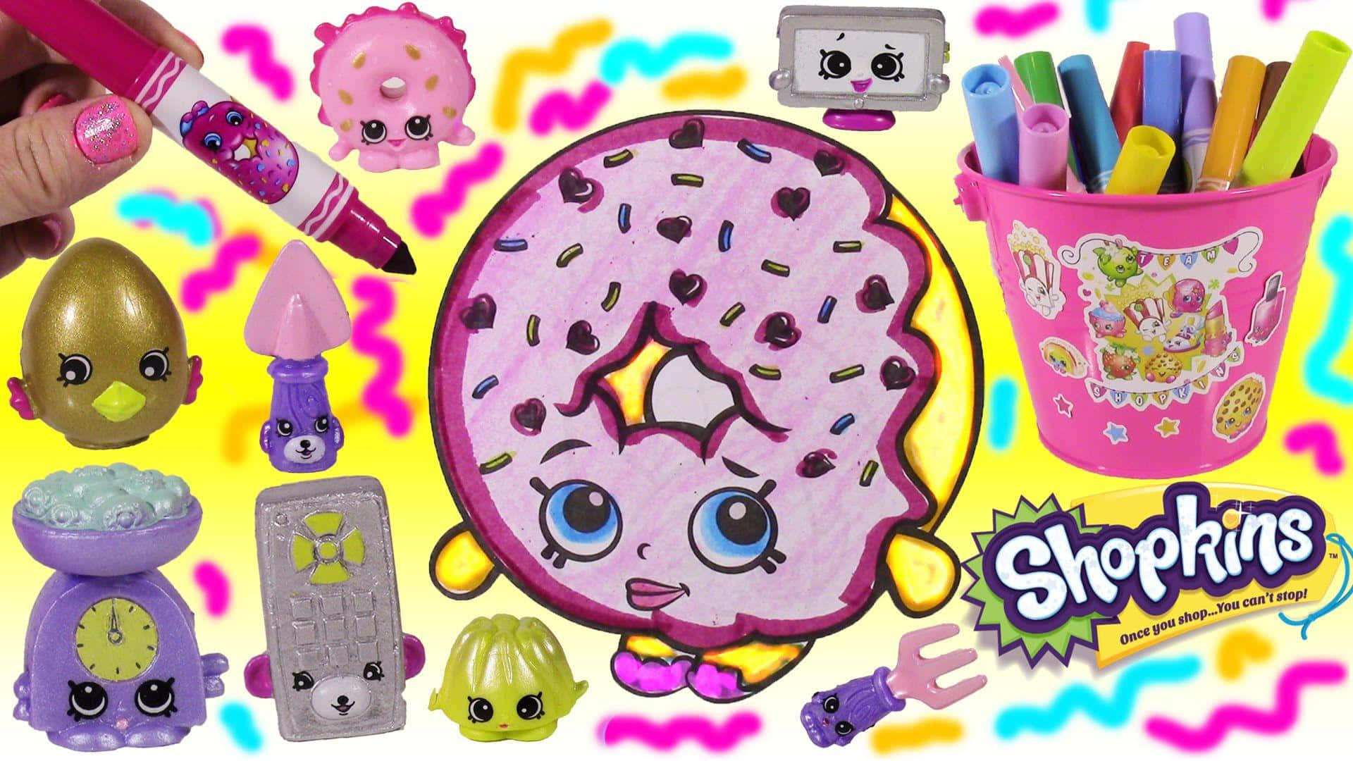 Shopkins甜甜圈塗色書 壁紙 — 一個充滿活力的Shopkins玩具場景，以一個大型粉紅色冬甩角色為主角，周圍環繞著色彩繽紛的記號筆和小型卡通公仔，背景為明亮的黃色。