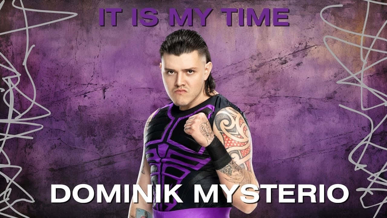  壁紙 — 摔角手 Dominik Mysterio 自信地站立，身穿紫色和黑色服裝，背景為帶有紋理的紫色，配有白色塗鴉和粗體文字。