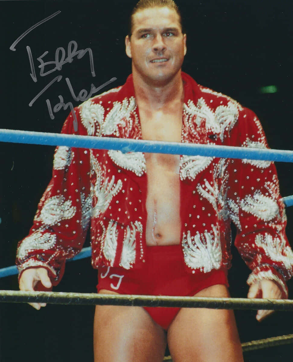  壁紙 — 摔角手 Terry Taylor 身穿紅白閃片外套，自信地站在藍色繩索的摔角擂台內。