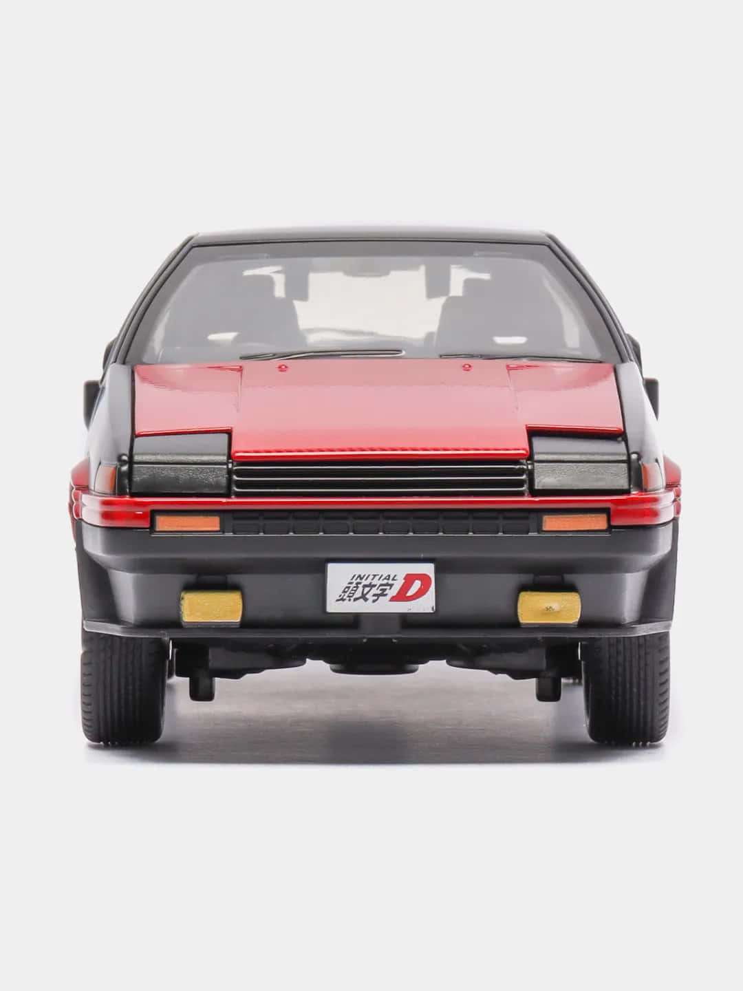 從後面看的紅黑色 Initial D 玩具車模型。