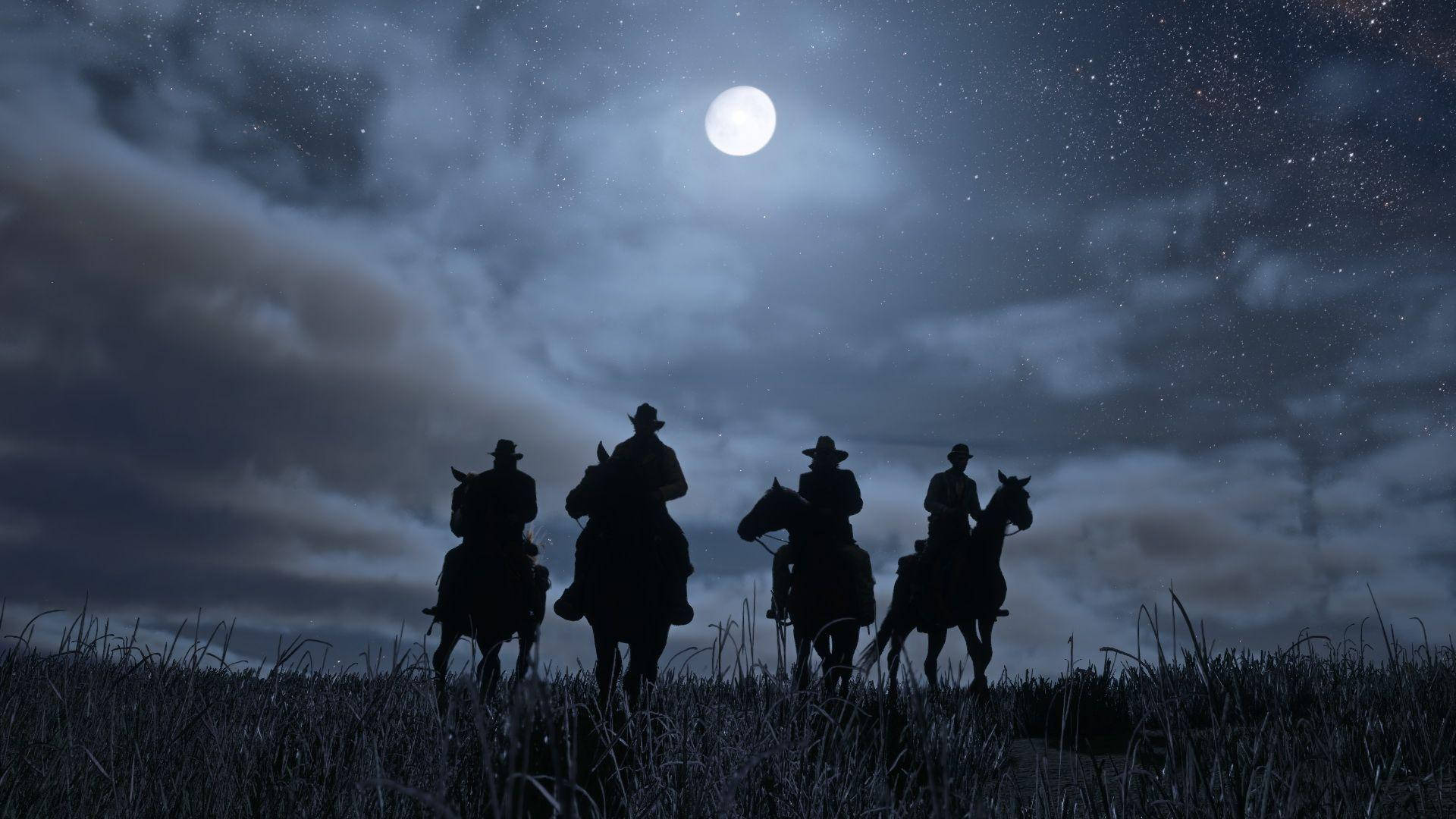 Red Dead Redemption 2 夜間 4K 壁紙 — 四個牛仔騎在馬上，在明亮的滿月和繁星點點的夜空下形成剪影。
