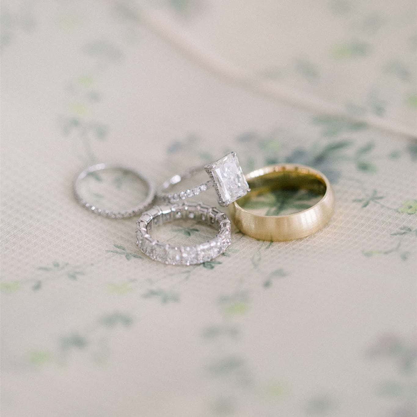 花卉布料上的四枚結婚戒指