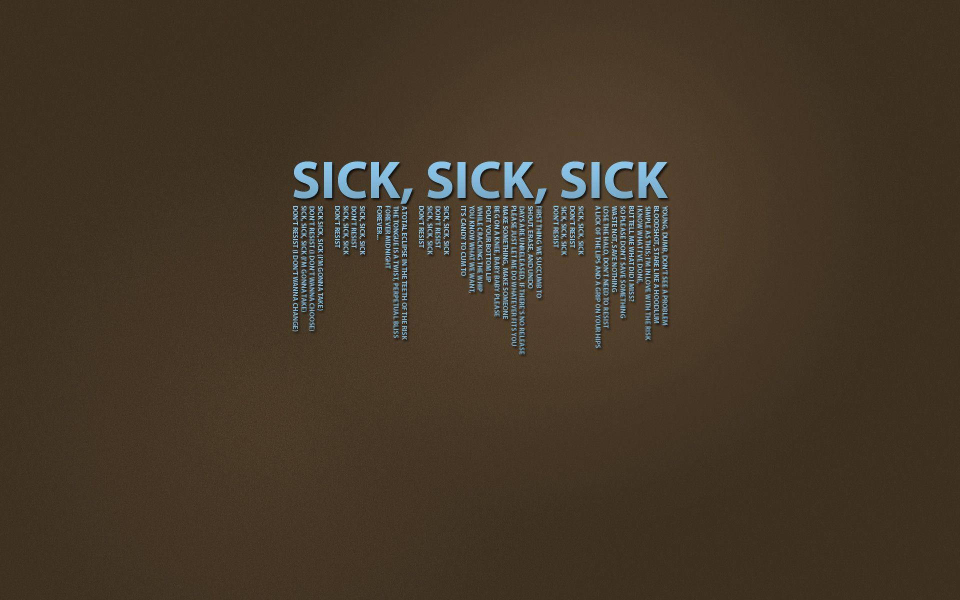 強調病態——三重「SICK」文字 壁紙 — 粗體淺藍色文字重複 'SICK, SICK, SICK' 居中於純棕色背景上，並有較小的重複短語垂直排列。