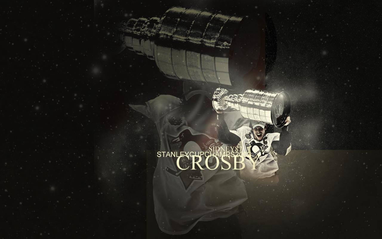 Sidney Crosby 冰球海報：名字居中 壁紙 — 一名冰球運動員在星光燦爛的宇宙背景下，伴隨著發光粒子，勝利地高舉史丹利盃。