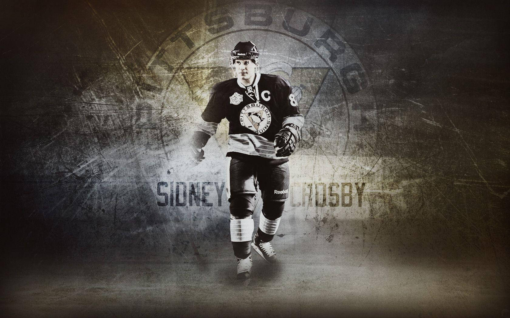 Sidney Crosby 情感入場：走向球場 壁紙 — 冰球運動員 Sidney Crosby 身穿黑金色制服，在帶有褪色匹茲堡企鵝標誌的粗糙紋理背景上向前邁進。