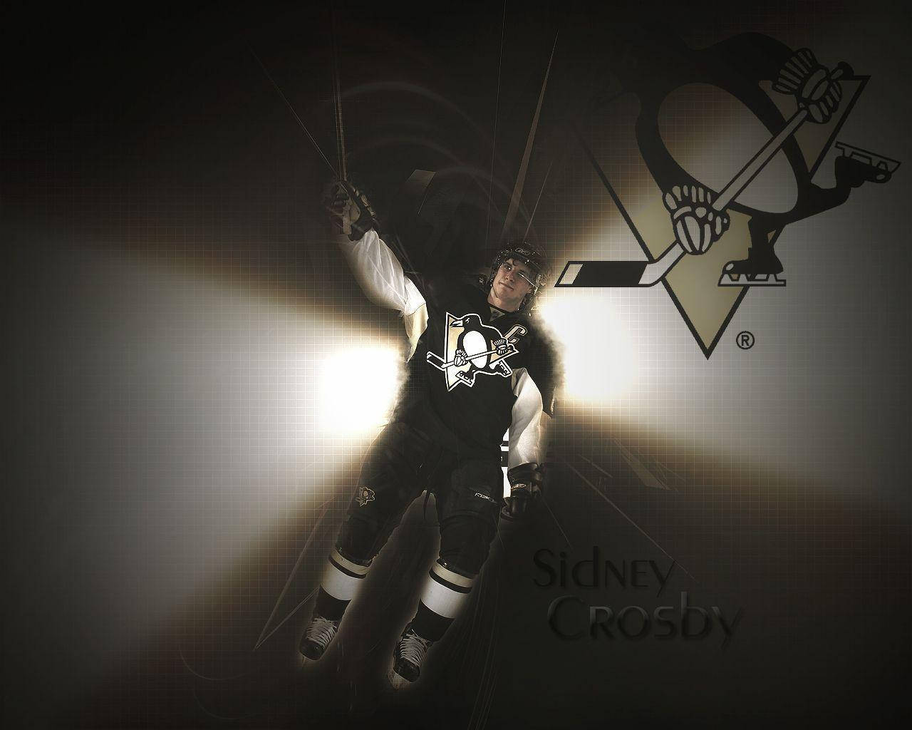 Sidney Crosby 暗光攝影：閃光背景 壁紙 — 冰球運動員 Sidney Crosby 身穿黑色和金色球衣，在黑暗背景中配合聚光燈和球隊標誌動態跳躍。