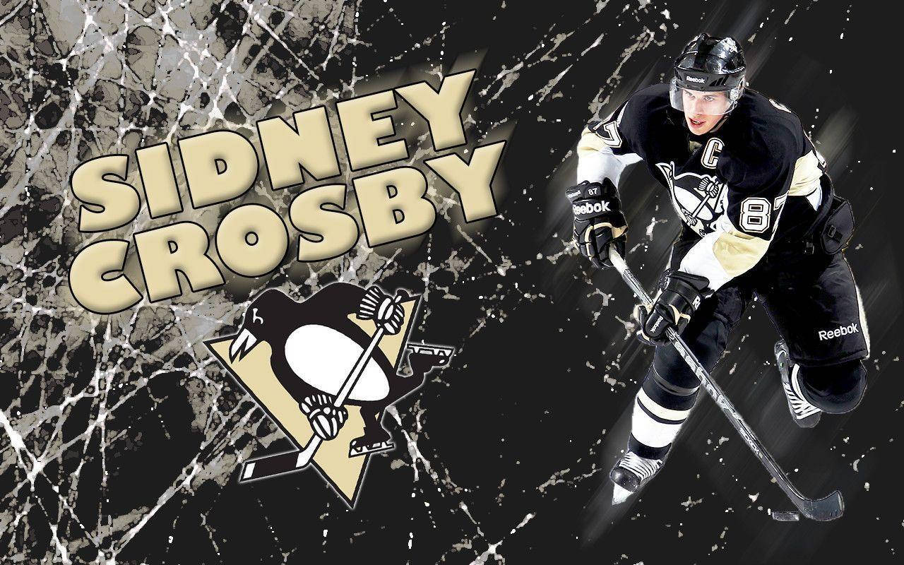 Sidney Crosby 破碎玻璃背景修圖 壁紙 — 冰球運動員 Sidney Crosby 身穿黑金色球衣，在裂冰背景上動態滑行，帶有球隊標誌。