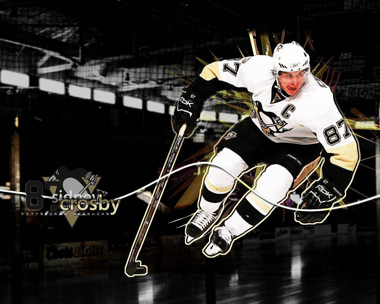 Sidney Crosby 美學修圖：冰球場上屈膝滑行 壁紙 — 冰球運動員 Sidney Crosby 在冰上以動態動作線條和戲劇性燈光中行動。