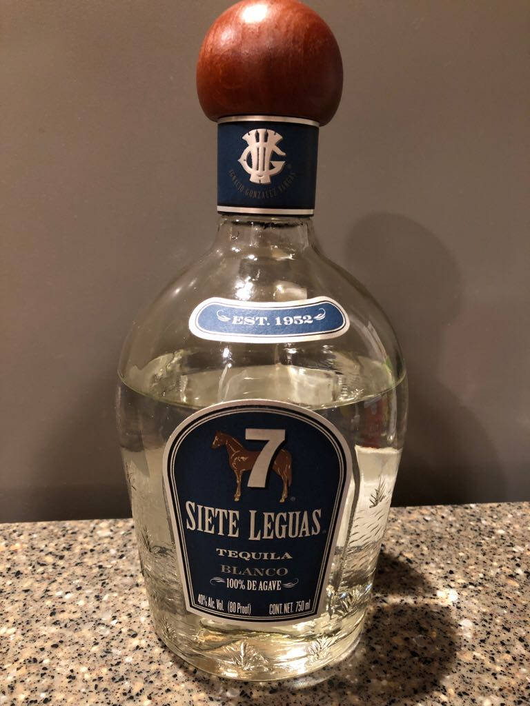 一個Siete Leguas tequila blanco樽喺花崗岩枱面上。