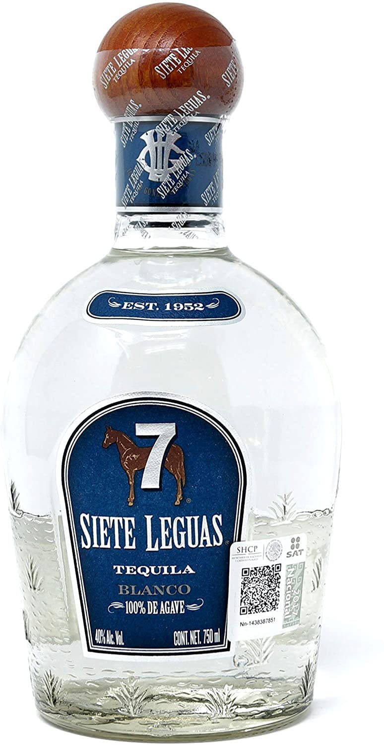 Siete Leguas Blanco龍舌蘭酒經典瓶身設計 壁紙 — 一個透明玻璃瓶的Siete Leguas Blanco龍舌蘭酒，帶有木蓋和藍色標籤，上面有一匹馬和數字七。