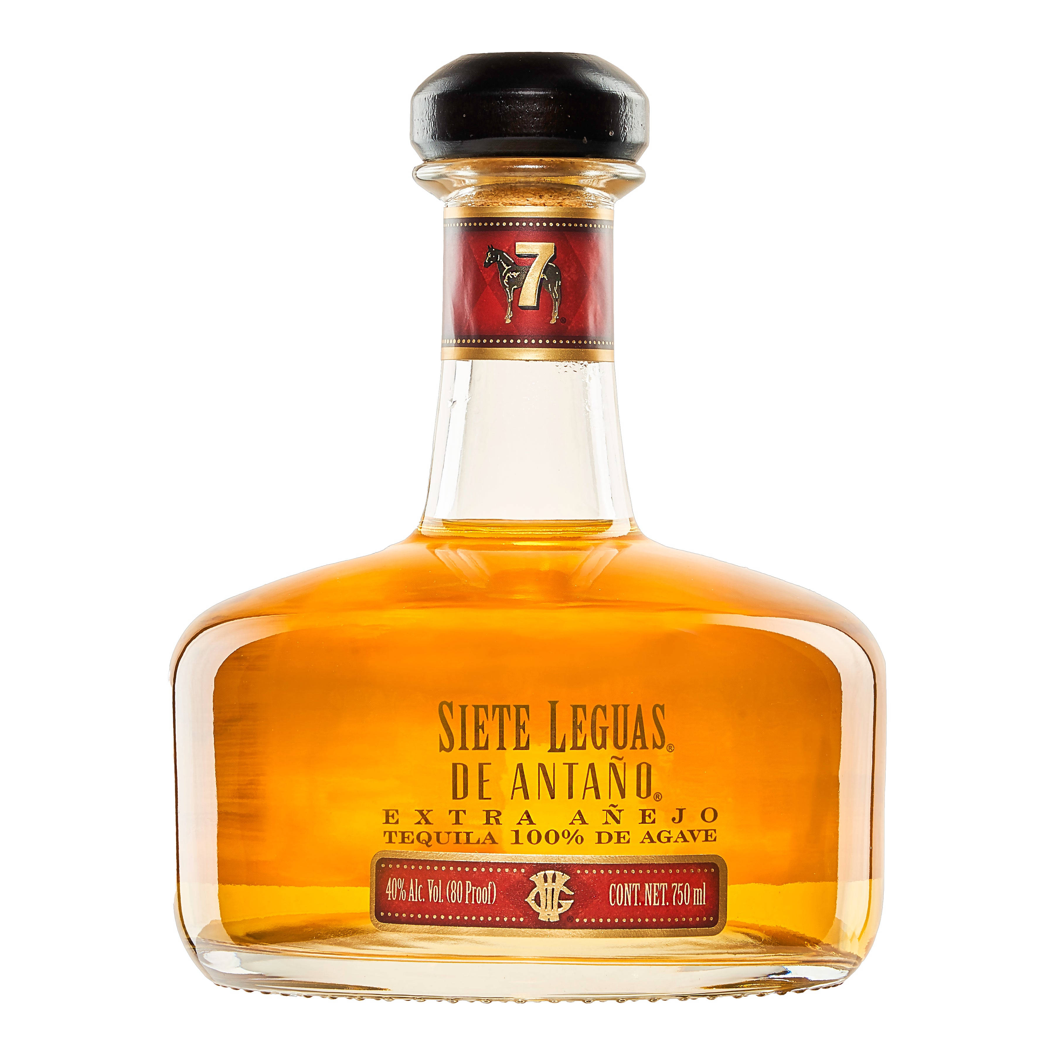 Siete Leguas De Antano Extra 蒂奎拉 壁紙 — 一個透明玻璃瓶的Siete Leguas de Antano Extra Añejo龍舌蘭酒，帶有琥珀色液體和紅色標籤，背景為白色。