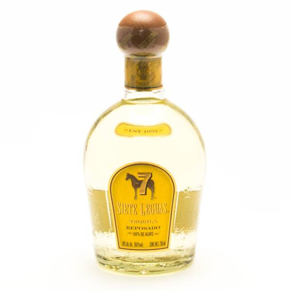一瓶帶有木蓋和金色標籤的Siete Leguas reposado龍舌蘭酒。