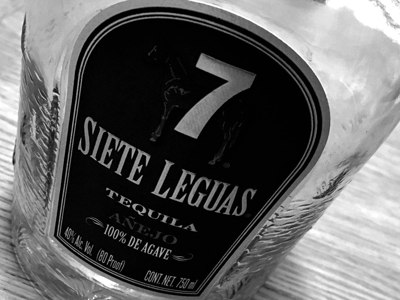 Siете Leguas 龍舌蘭酒瓶標籤的特寫，帶有馬的剪影。