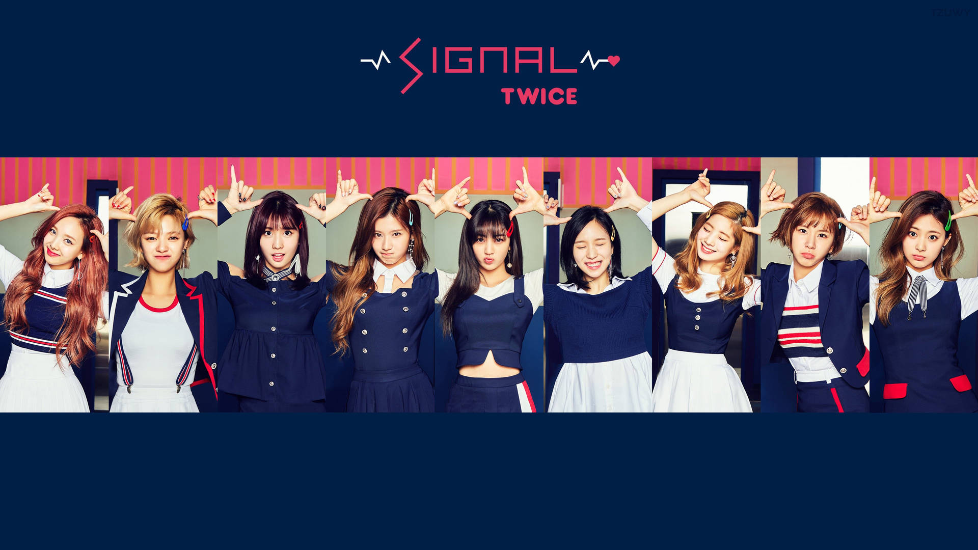 Signal 單曲海報 TWICE 4K 壁紙 — K-pop 組合 TWICE 的九位成員身穿協調的海軍藍和白色服裝，在粉紅色條紋牆前擺姿勢，並在 'SIGNAL' 標誌下做出同步的手勢。