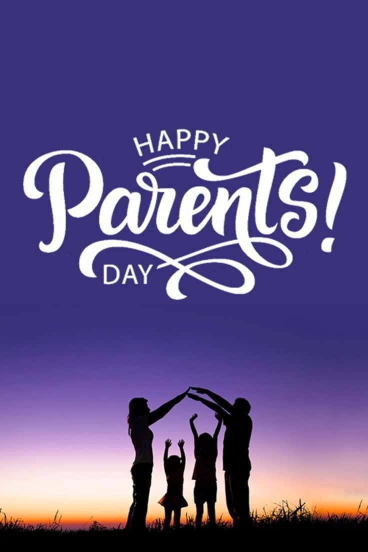  壁紙 — 剪影家庭在紫橙色日落天空下舉起手臂形成圓圈，帶有「Happy Parents Day」文字。